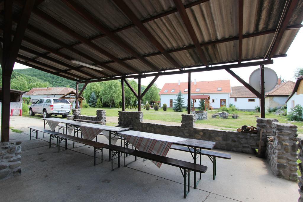 Toldi Vendeghaz Hotel Felsotold Exterior photo