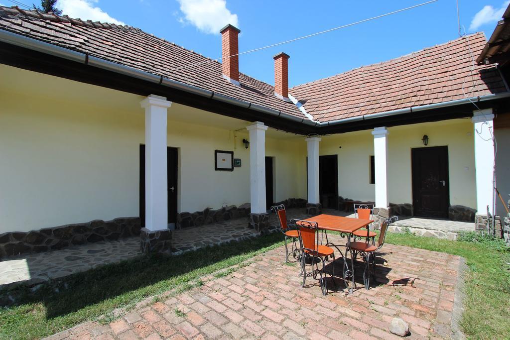 Toldi Vendeghaz Hotel Felsotold Exterior photo