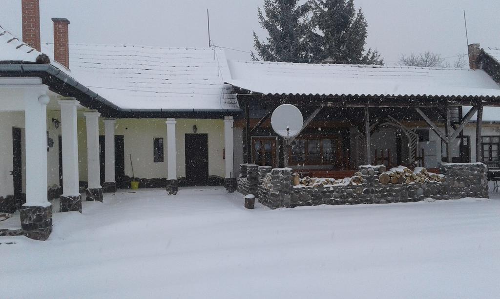 Toldi Vendeghaz Hotel Felsotold Exterior photo